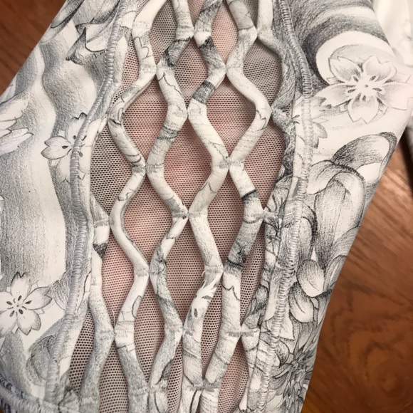 Lululemon Love Knot Crop - Size 8 - Twine White Multi - Picture 4 of 10